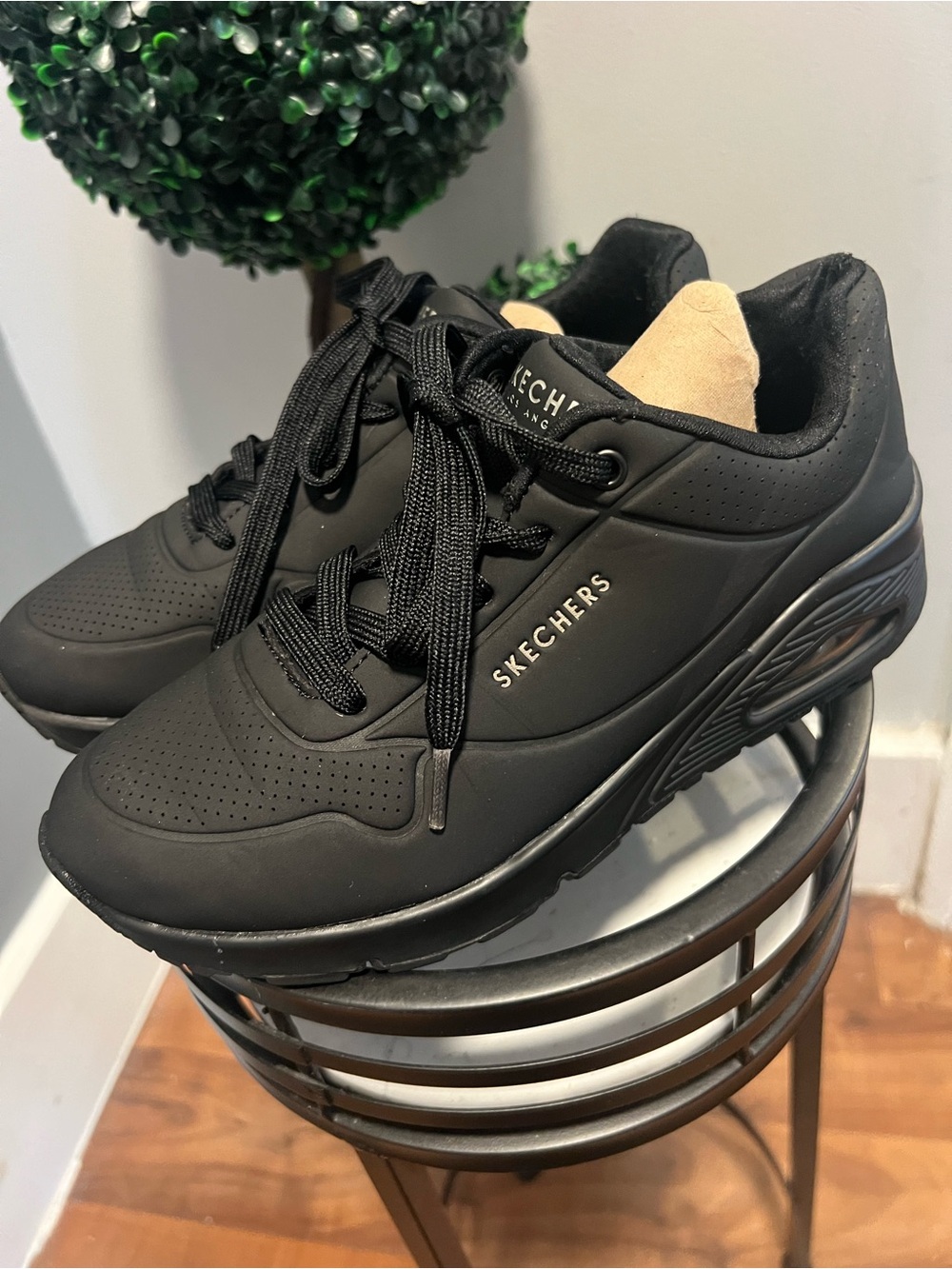 Skechers women size 8 Low Top Lace-Up Athletic Sneaker Black